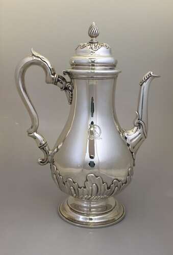 A Victorian Silver Coffee Pot, London 1868 By William Williams. 28ozT