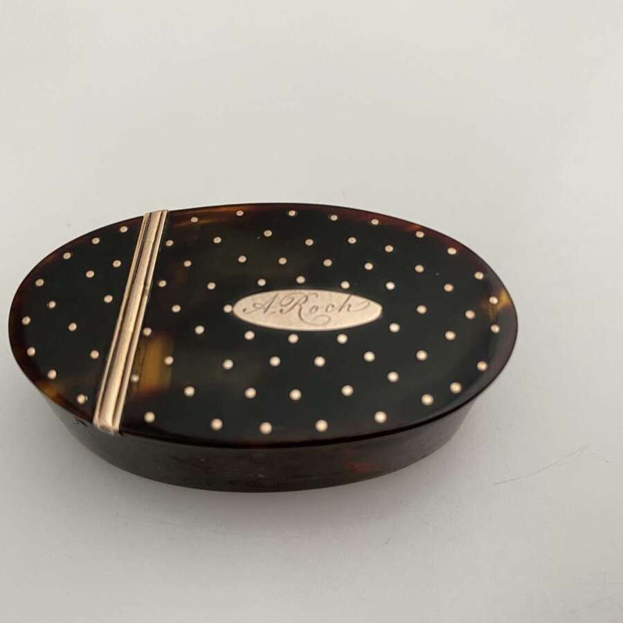 A tortoiseshell and gold mounted snuff box, circa 1820.
