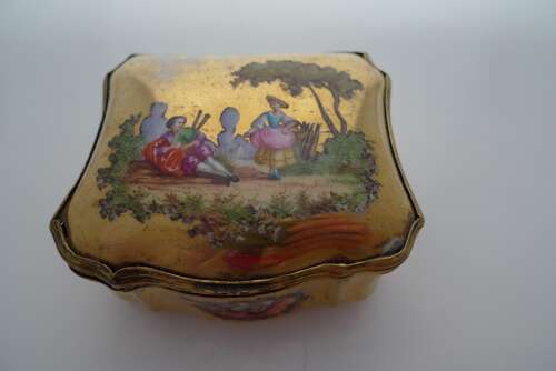 A French porcelain trinket box.
