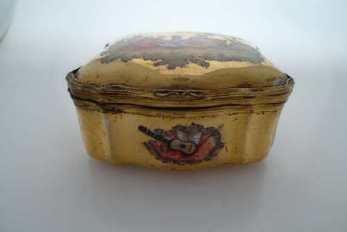 A French porcelain trinket box.