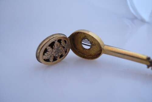 A Gilt Mandolin Vinaigrette.