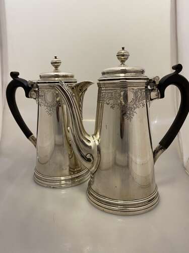 A pair of café au lait pots.