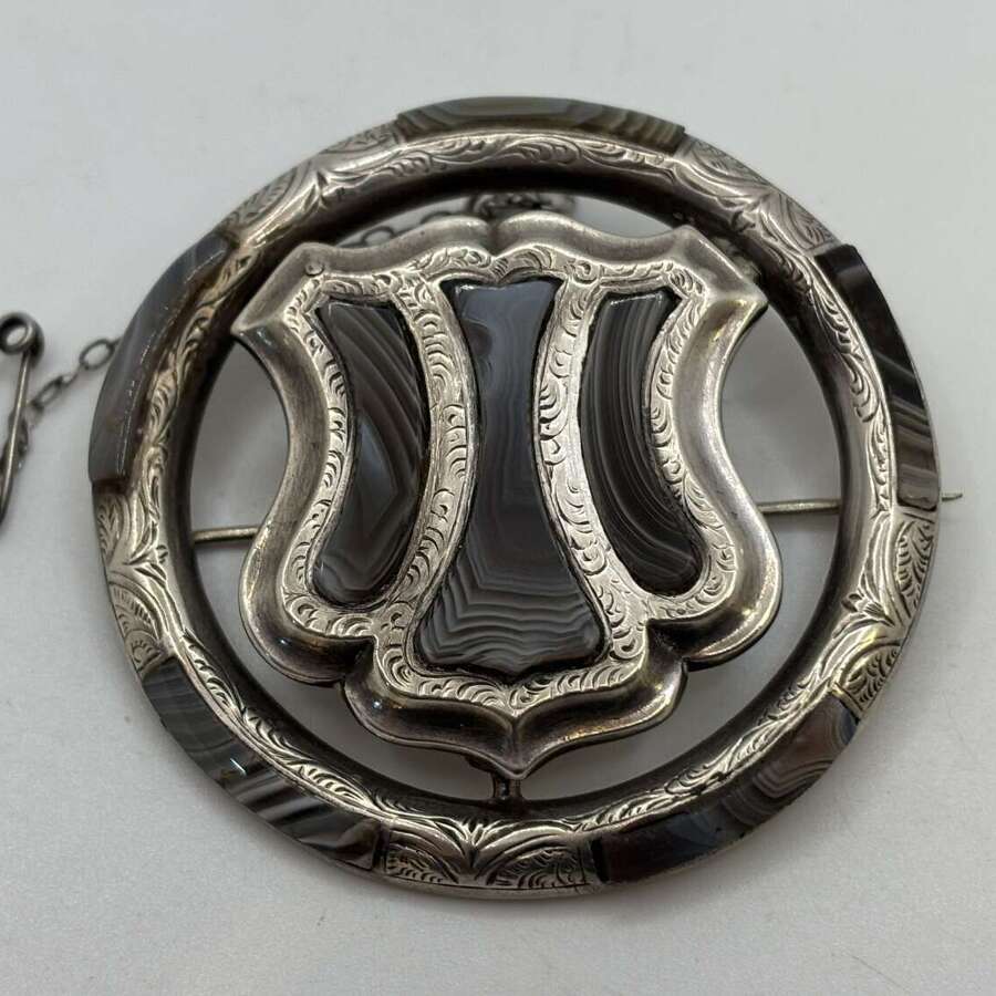 Montrose agate and silver brooch, Circa 1860