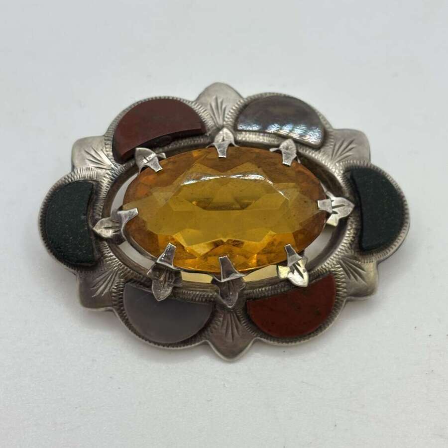 Scottish pebble brooch, Circa 1940
