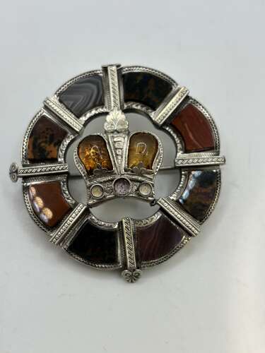 Scottish agate pebble brooch, 1876