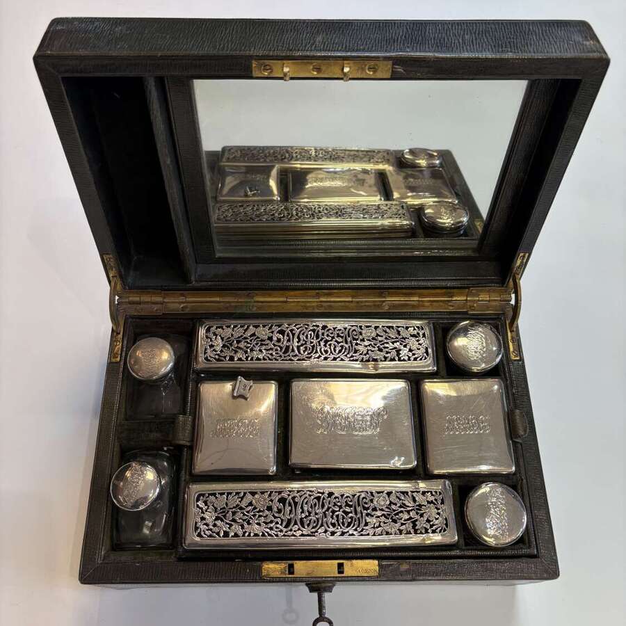 Silver ladies dressing box. London 1917